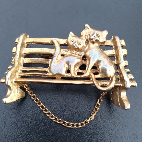 Vintage Gold Coloured Brooch, Cat Couple on Park Bench, AJC, Hanging Cha… - Picture 5 of 5